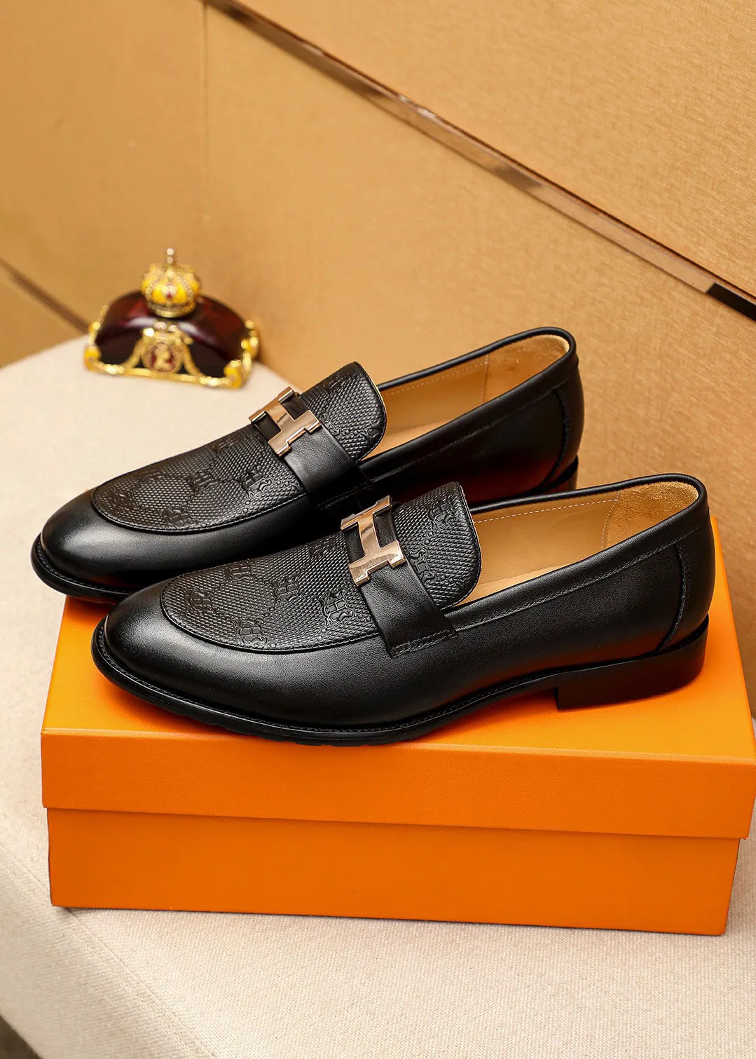 Men's shoes 💰442 💐 Product trademark: HERMES "Hermès" casual leather shoes Regular size: 38-44 (45🉑️customized) Product materials: Selected imported first-layer calfskin embroidered upper + luxury hardware buckle, imported water-dyed 🐂 cowhide lining. Strong three-dimensional visual effect, combined outsole Color: 1⃣️color optional
